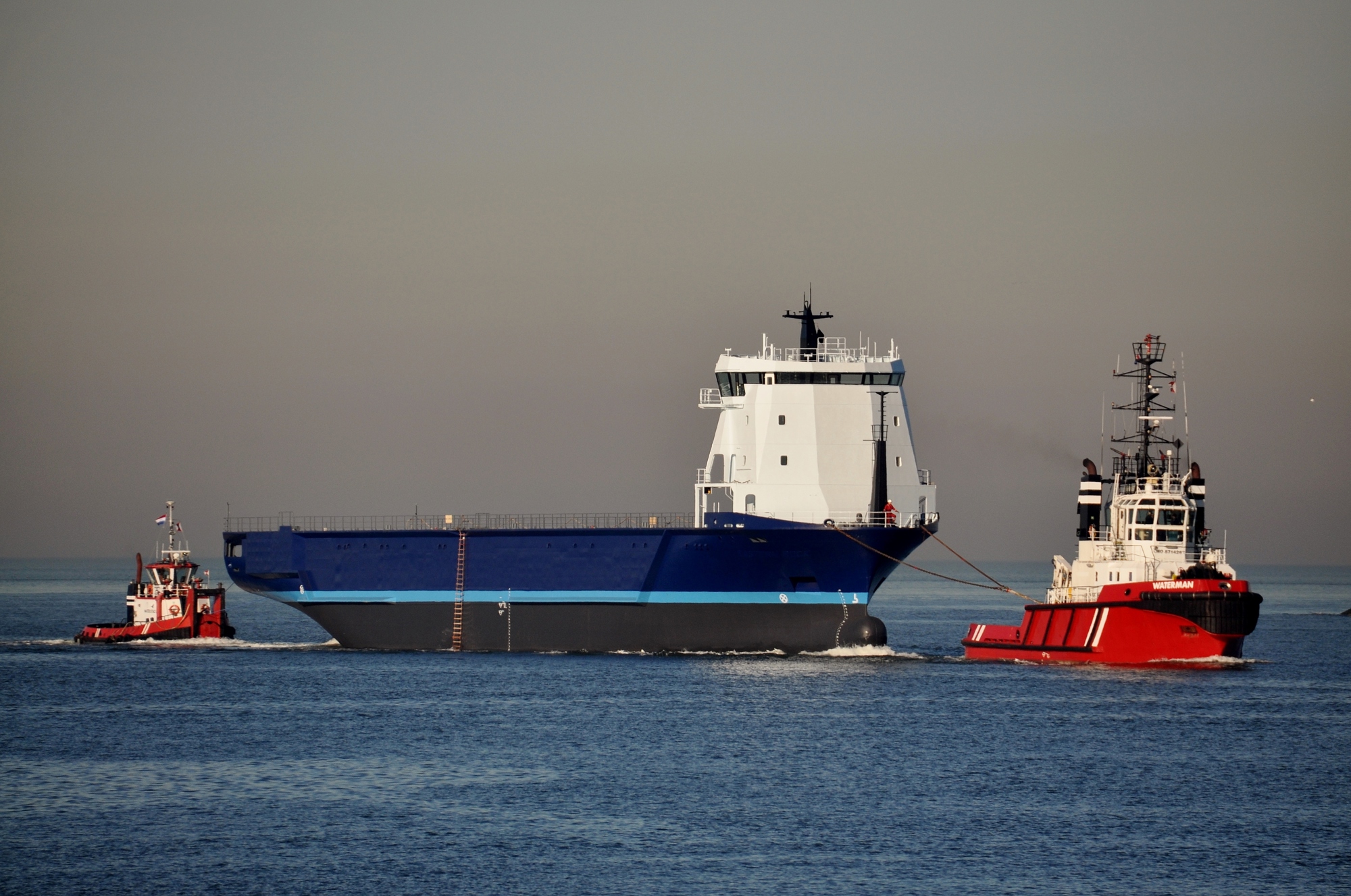 Wagenborg Towage transports hull from Szczecin to Urk