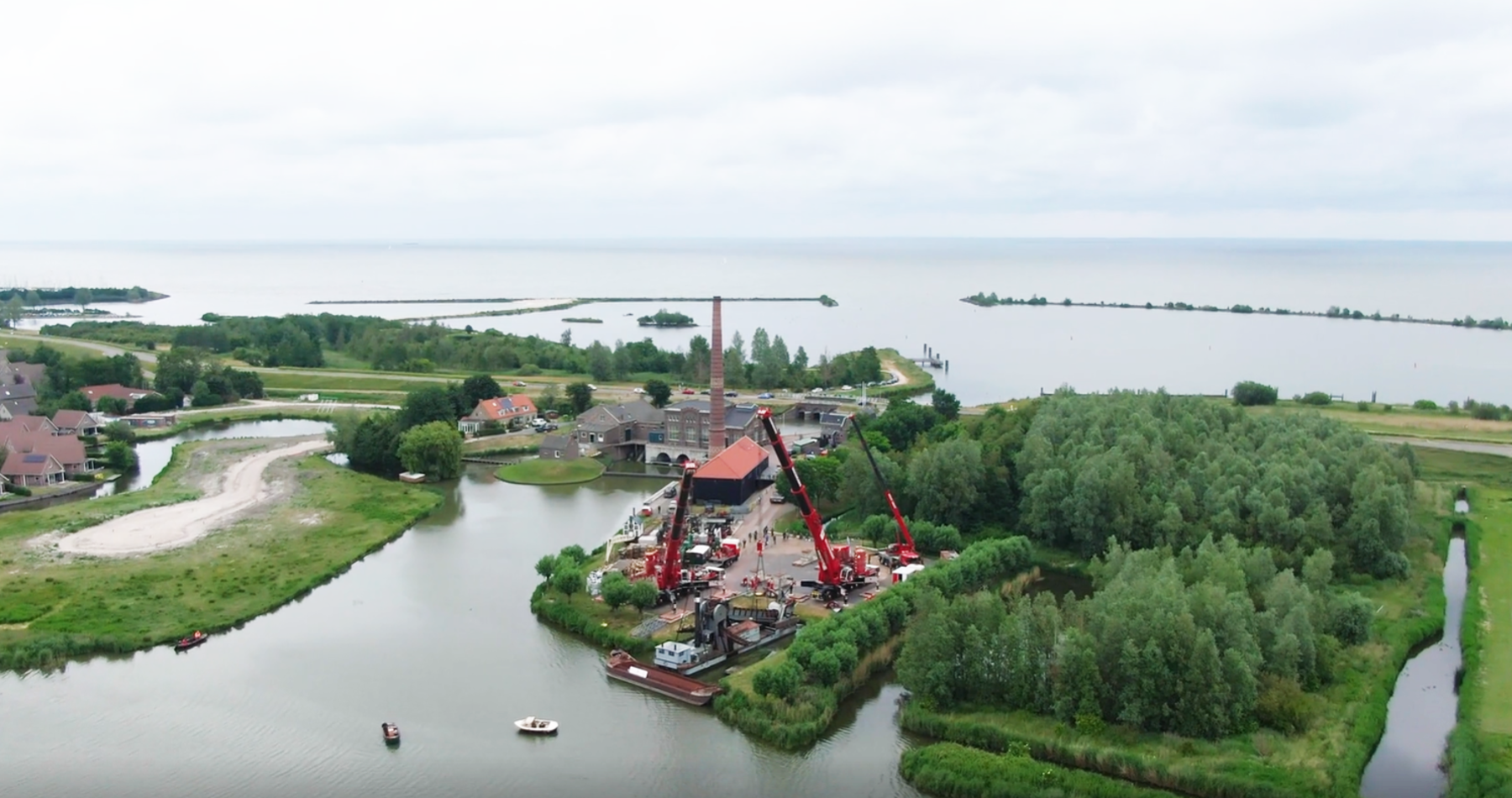 Bucket dredger hoisted