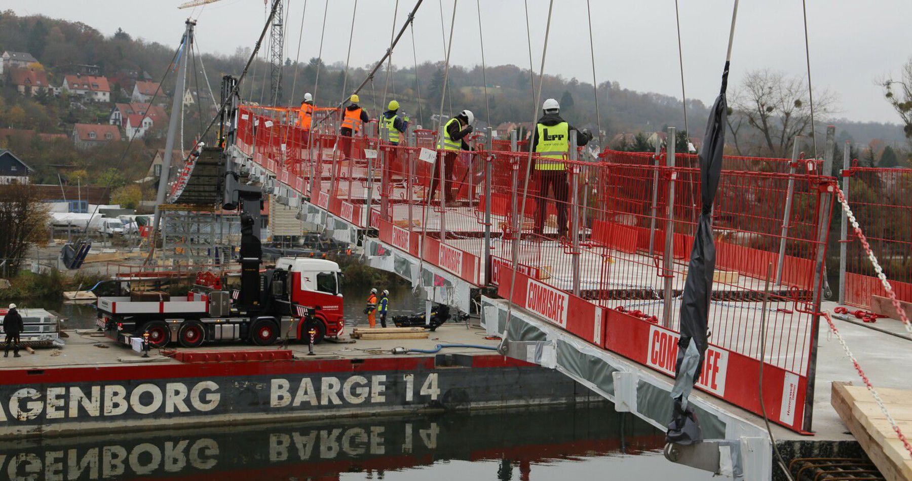 A surprising footbridge solution