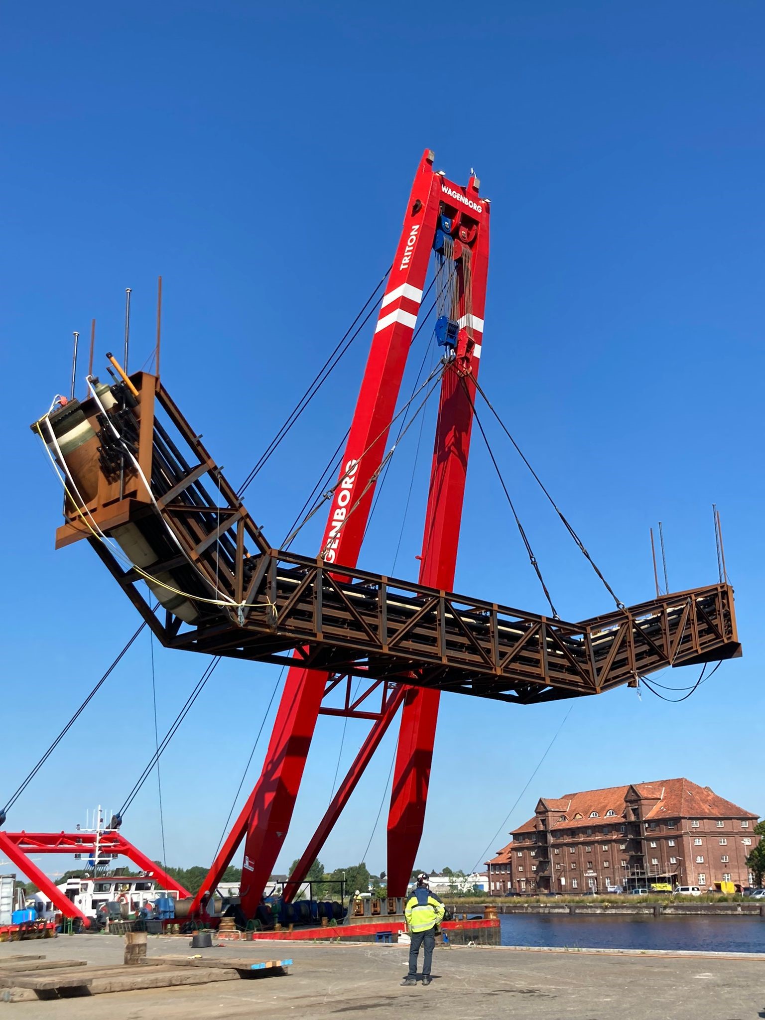 Floating sheerleg puts 170t culvert into place