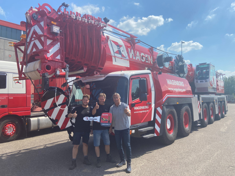 Erik Baas (Manitowoc) hands over the keys to crane operators Sander Vollenbroek and Erik Damhuis